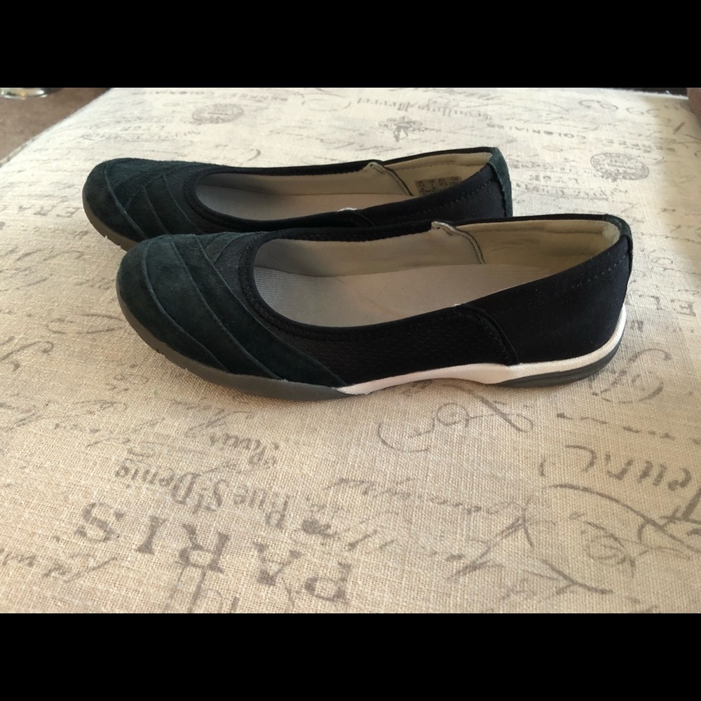 Very comfy Clarks Black flats Size 7